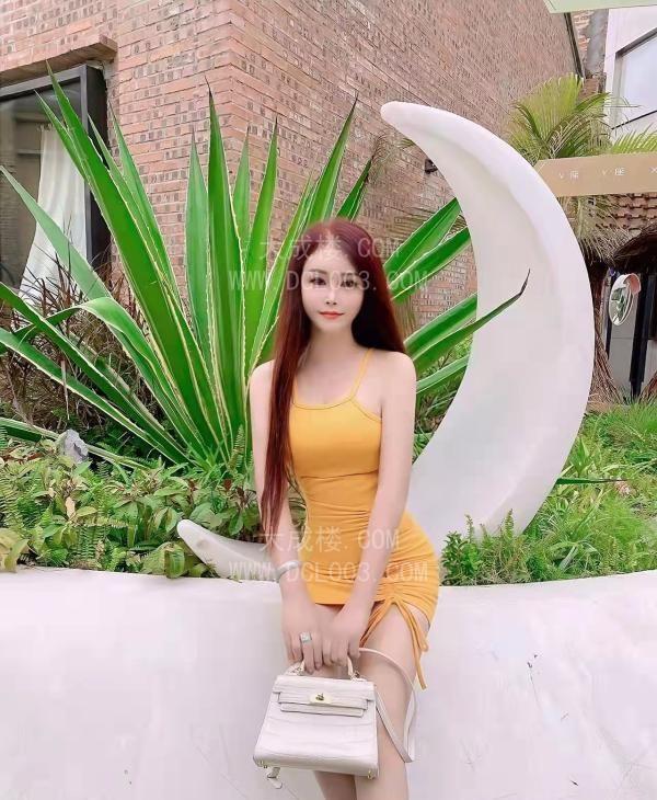 白云腰细臀翘颜值嫩妹