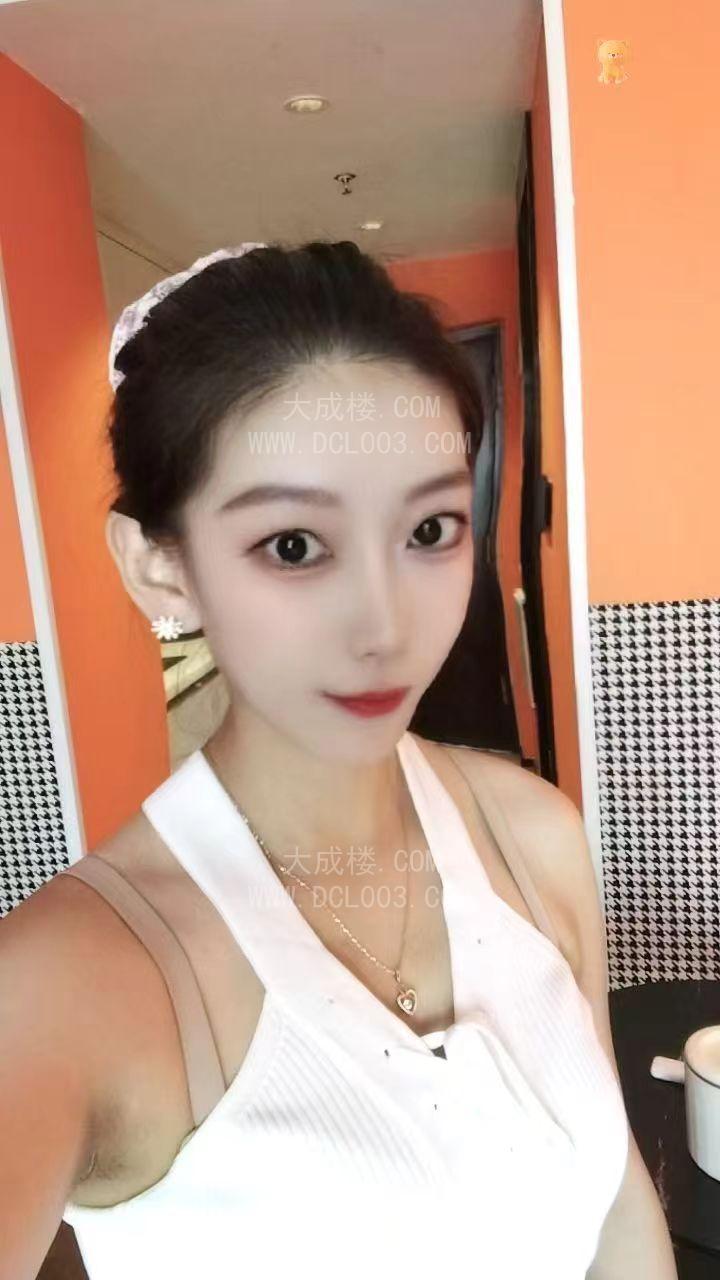 青岛崂山饥渴风骚大白奶嫩妹