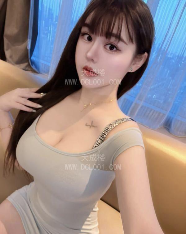 俏皮大胸嫩妹